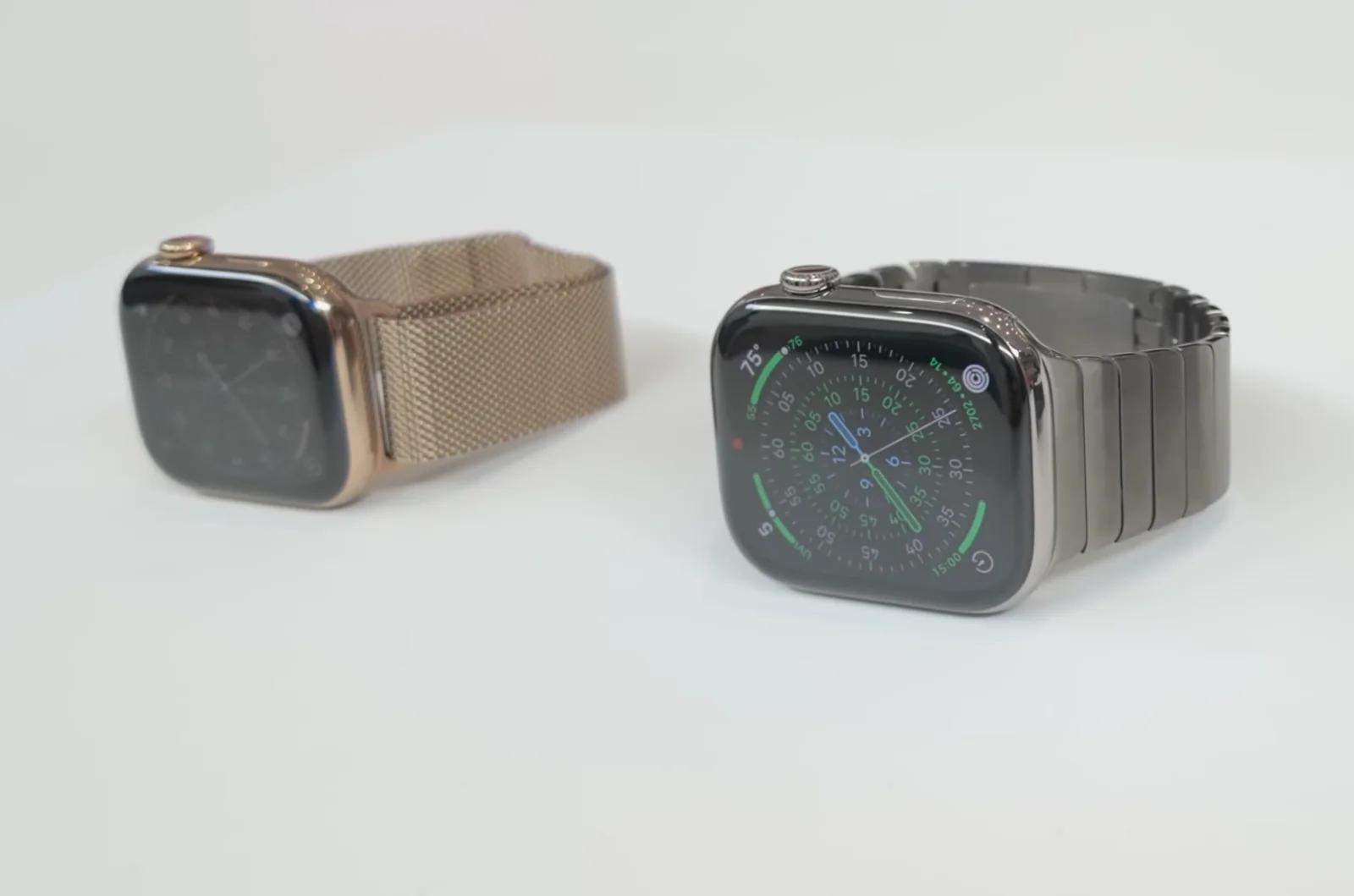 два Apple Watch Series 11, поколение часов Apple перед ожидаемым обновлением 2026 года.