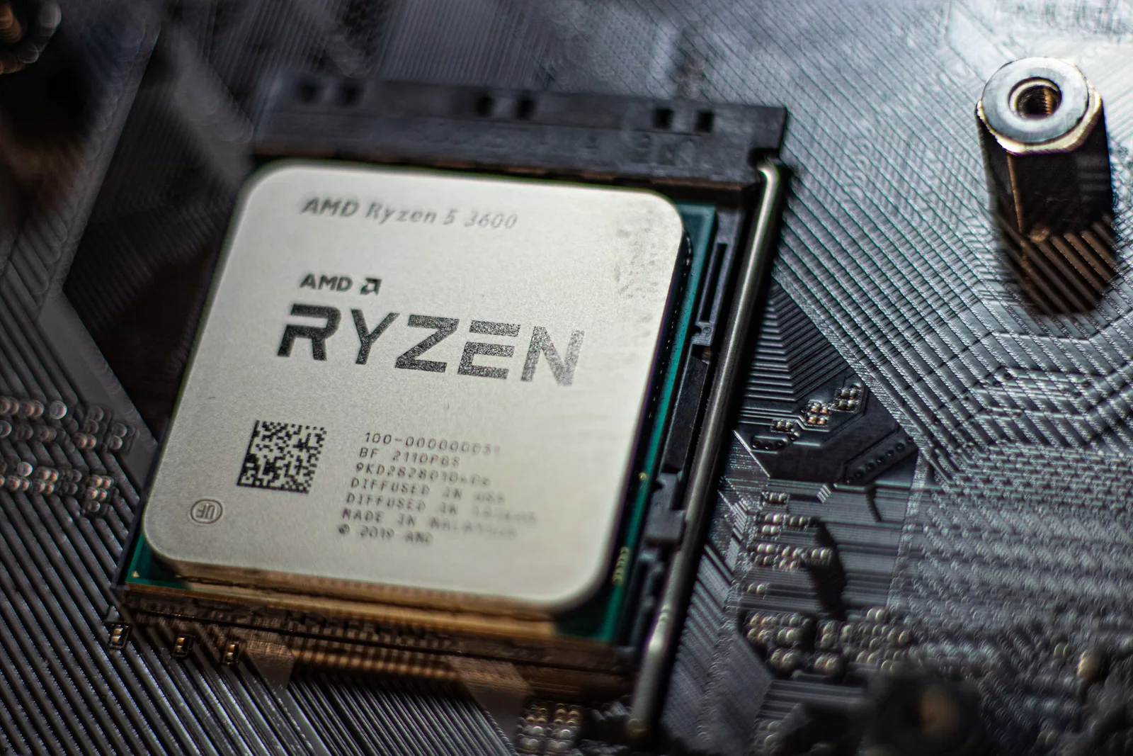 современный AMD Ryzen 5 3600 на материнской плате, пример процессора эпохи, в которой производительность давно не определяется одной частотой