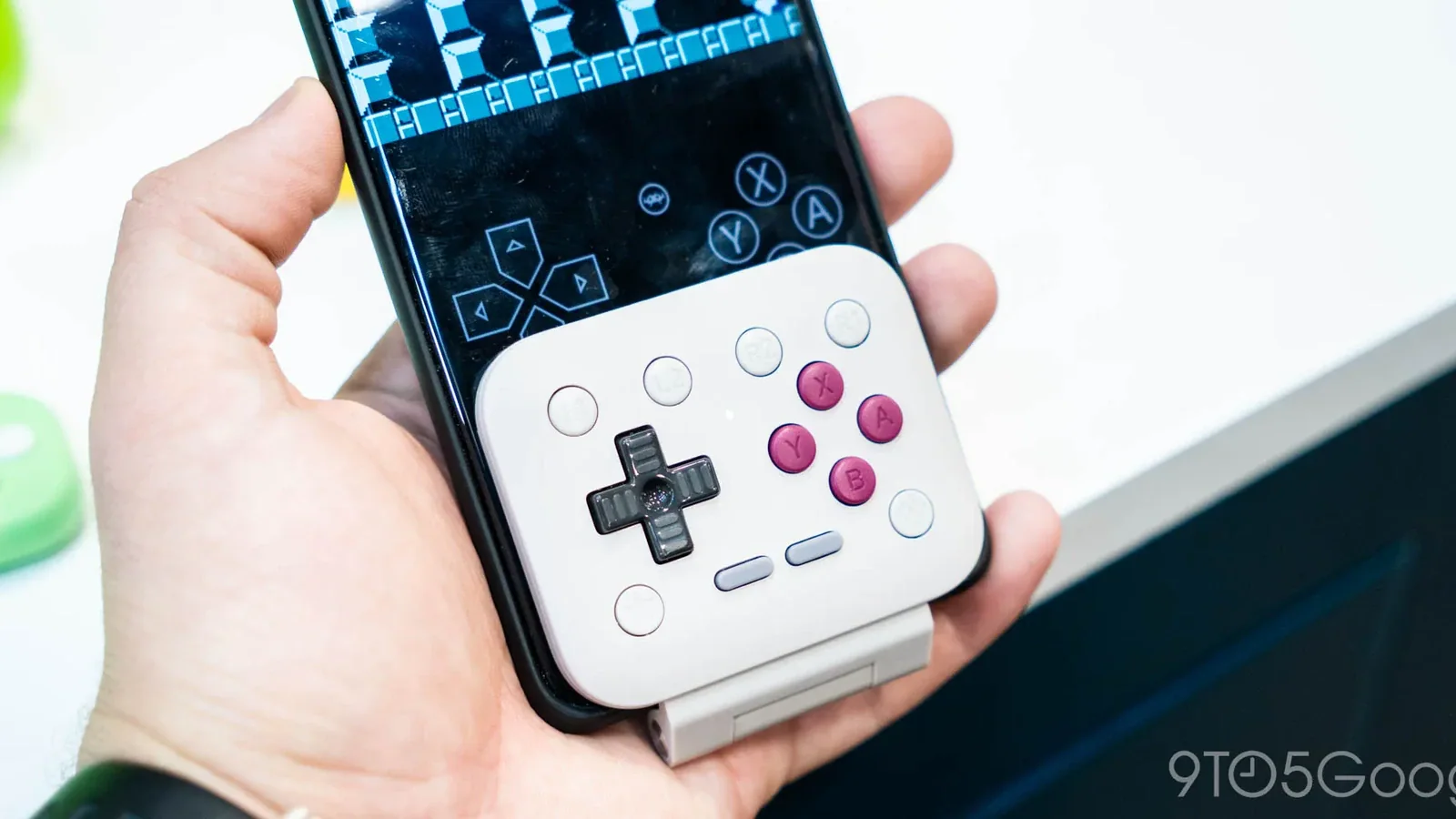 8BitDo FlipPad помещается в карман, но заменять обычный геймпад не собирается