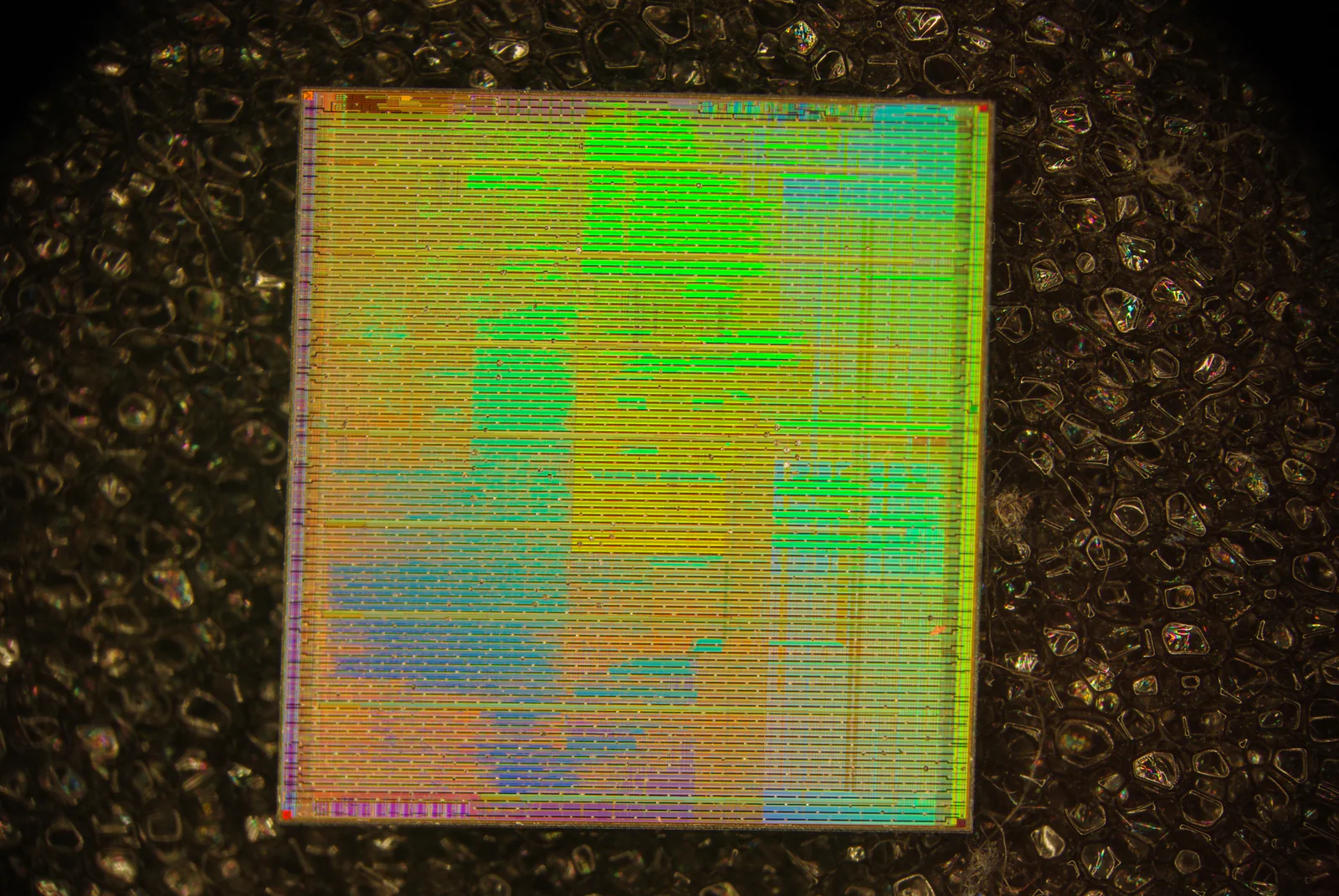 Intel Pentium 4 3,0 ГГц со снятым корпусом, виден кремниевый кристалл процессора