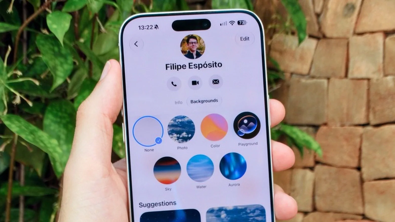 В iPhone можно менять фон переписки, но только в iMessage