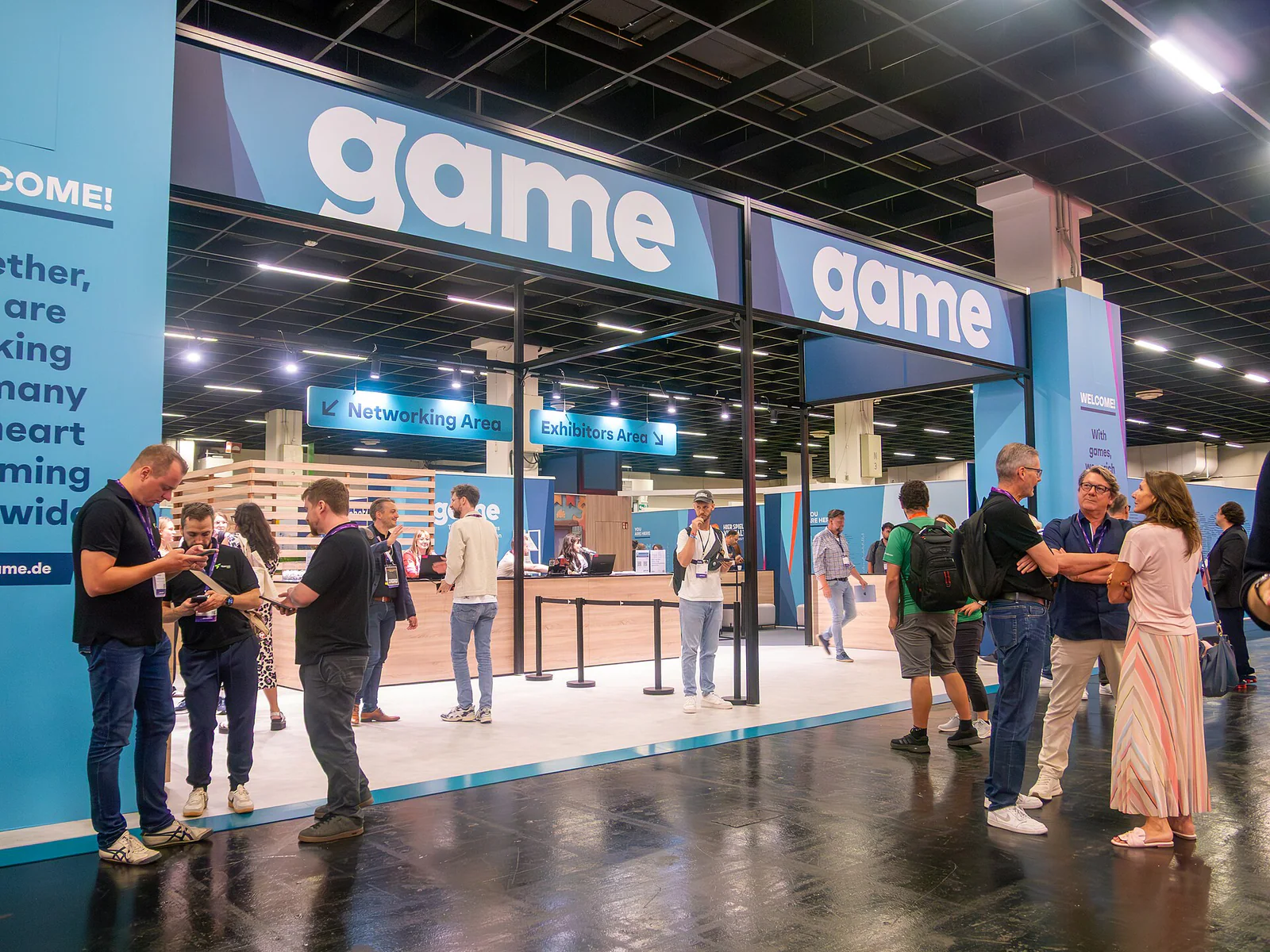 участники Gamescom 2026 в одном из выставочных залов мероприятия.