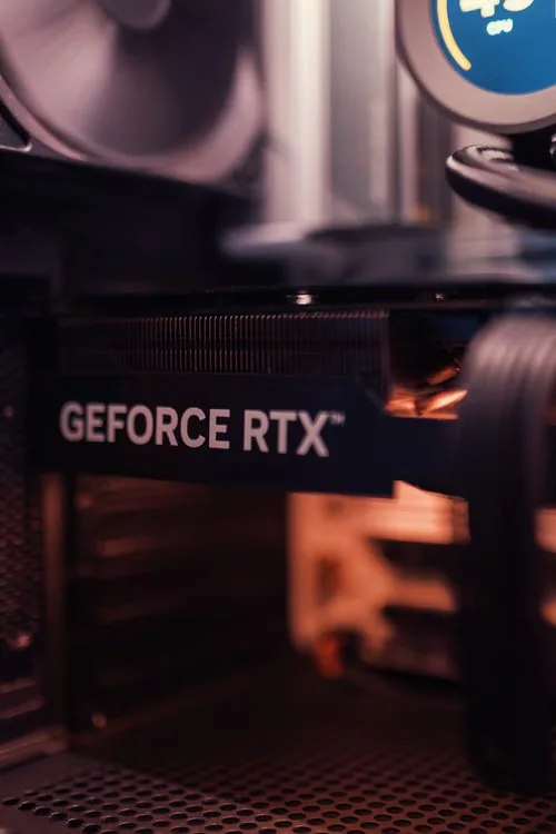 современная видеокарта GeForce RTX, установленная внутри настольного компьютера
