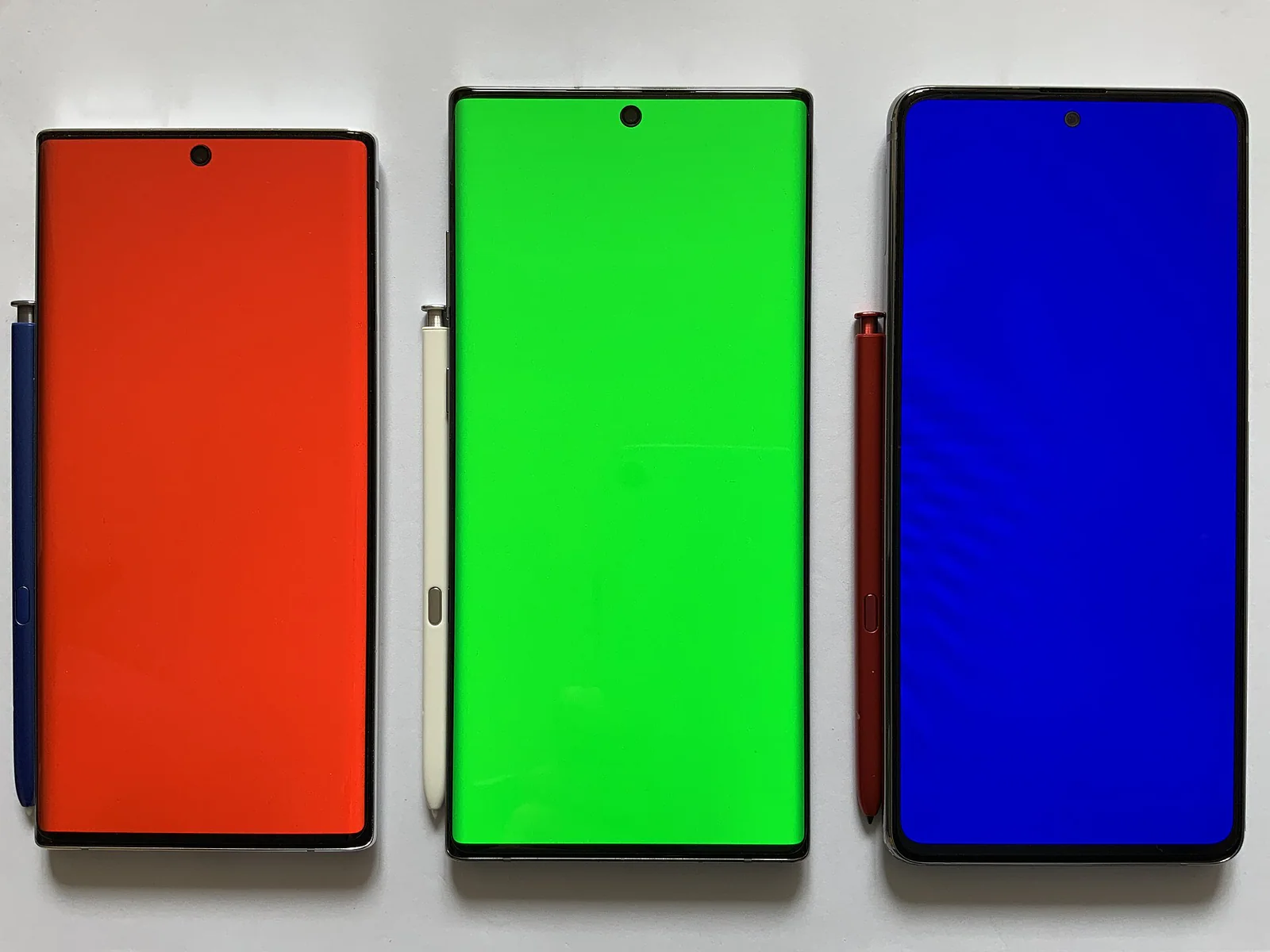 смартфоны Samsung Galaxy Note 10 с OLED-дисплеями
