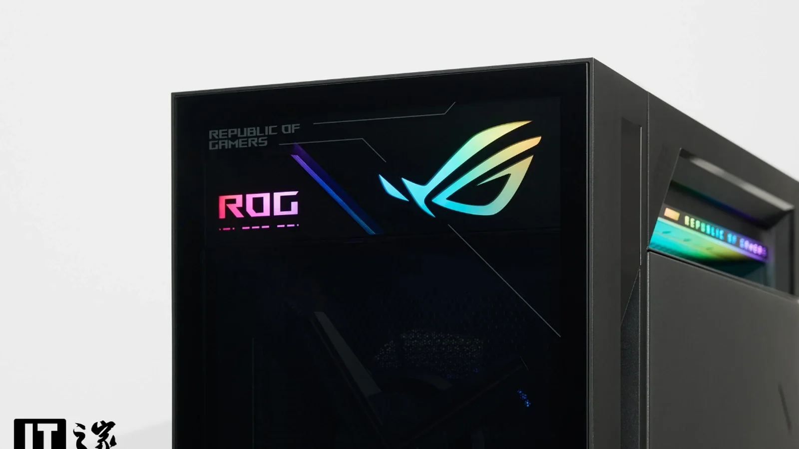 ROG 枪神 10X получил корпус с настоящим 3D-эффектом, но весит 40 кг