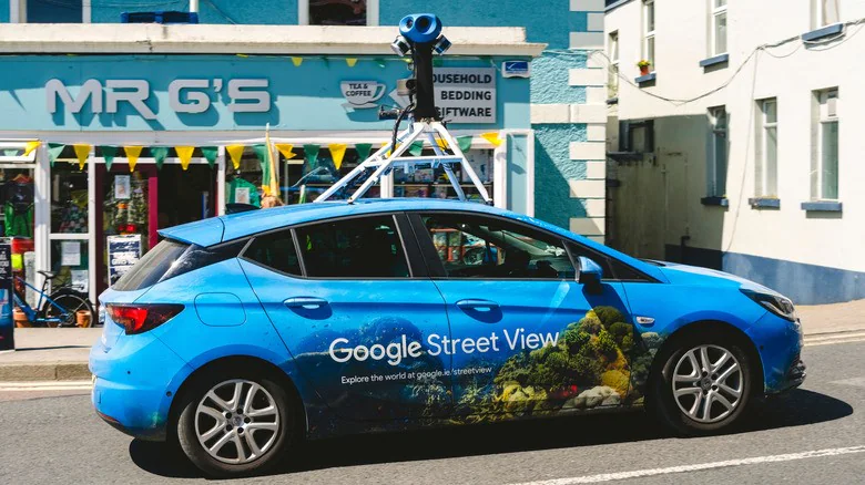Синий автомобиль Google Street View делает снимки улиц.