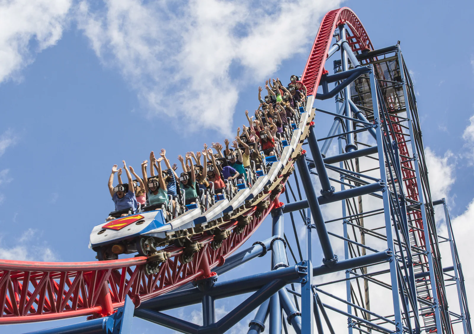 Пассажиры Superman - The Ride в Six Flags New England используют Gear VR