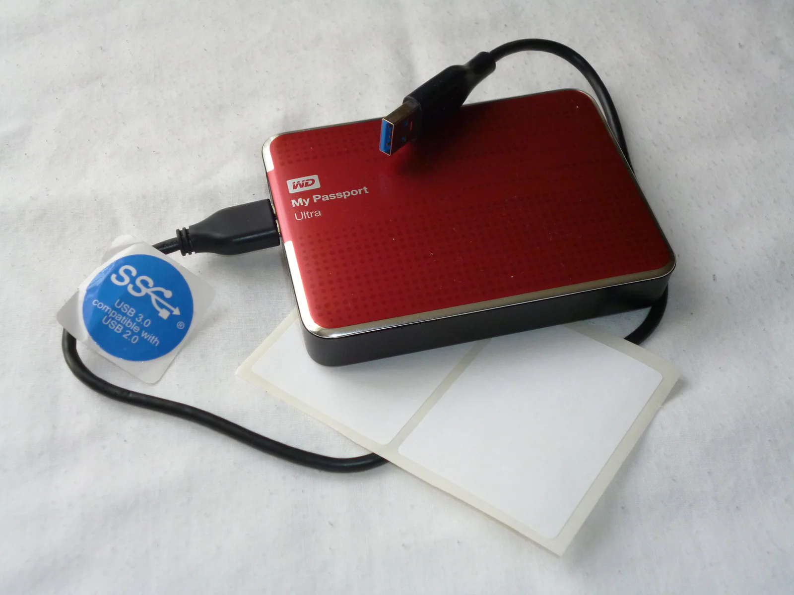 внешний жесткий диск с USB-кабелем, используемый для резервного хранения файлов