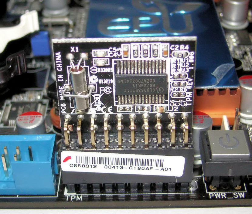 дискретный модуль TPM, установленный на материнской плате ASUS