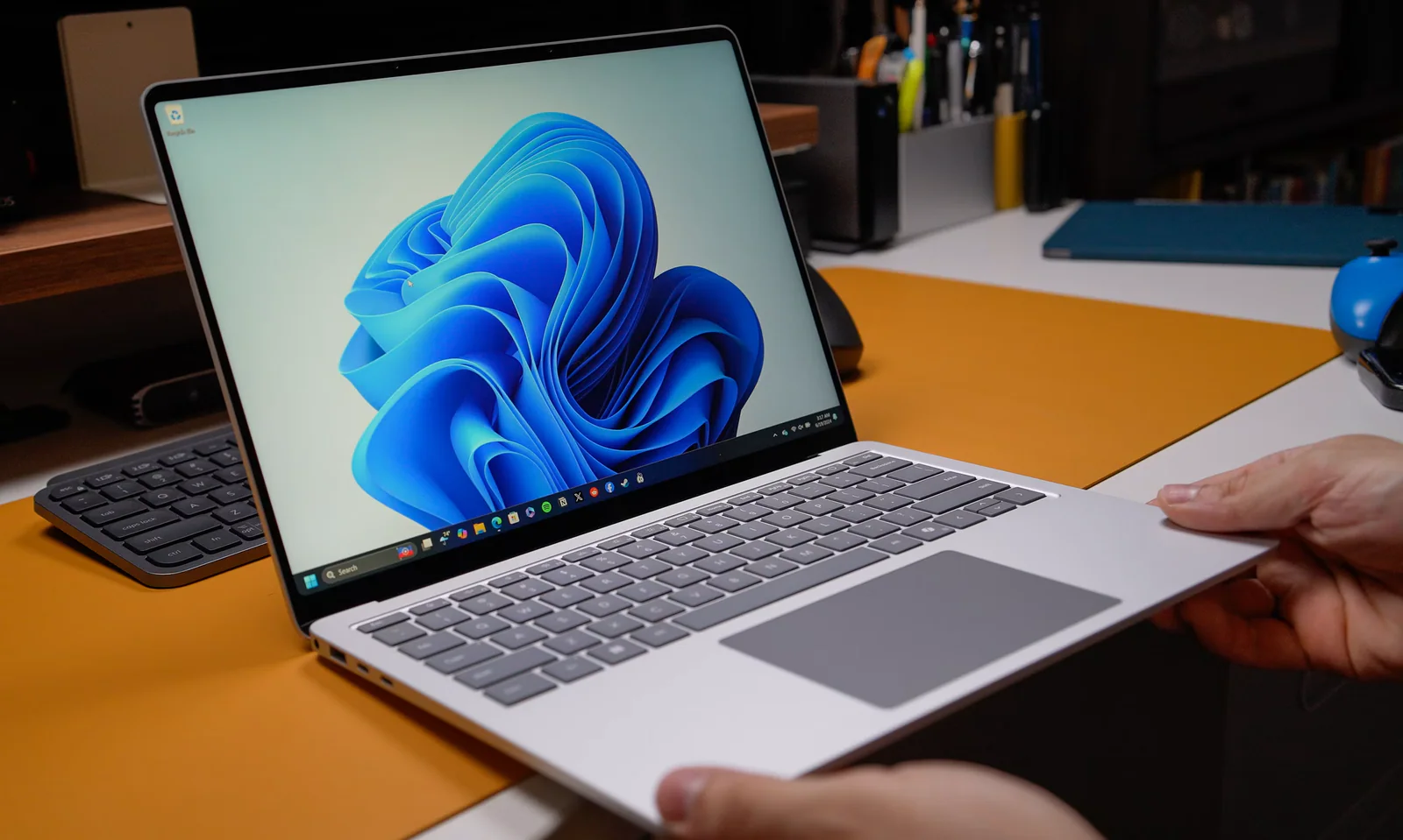 ноутбук с Windows 11 на экране, хорошо видны современный рабочий стол и панель задач
