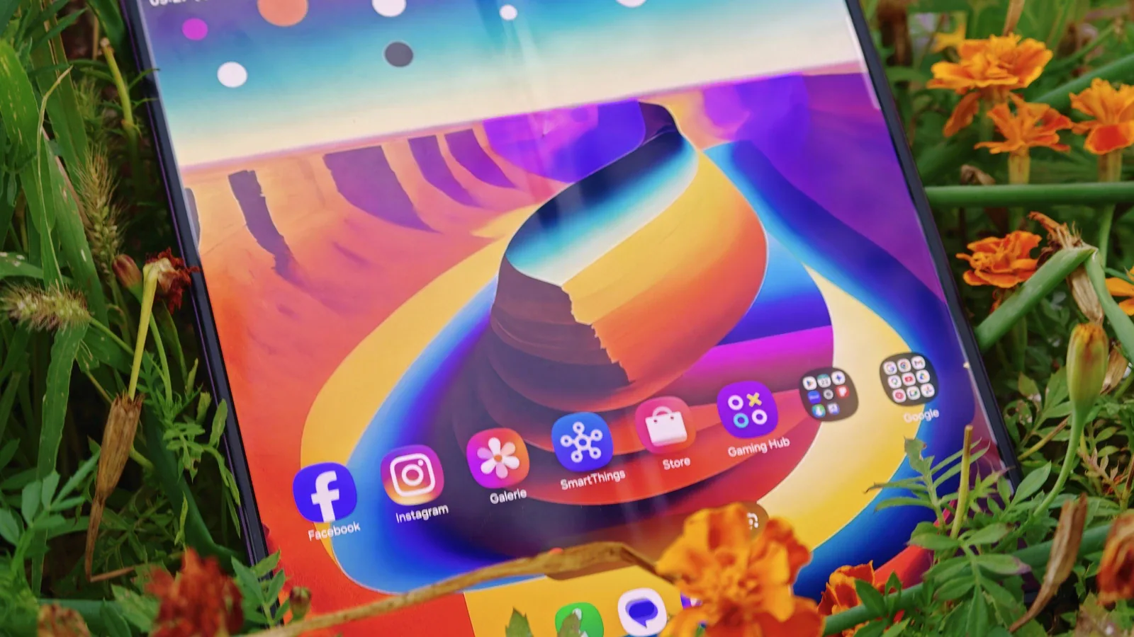 Galaxy Z Fold8 весит 201 г, а мягкие углы экрана Samsung называет защитой от песка