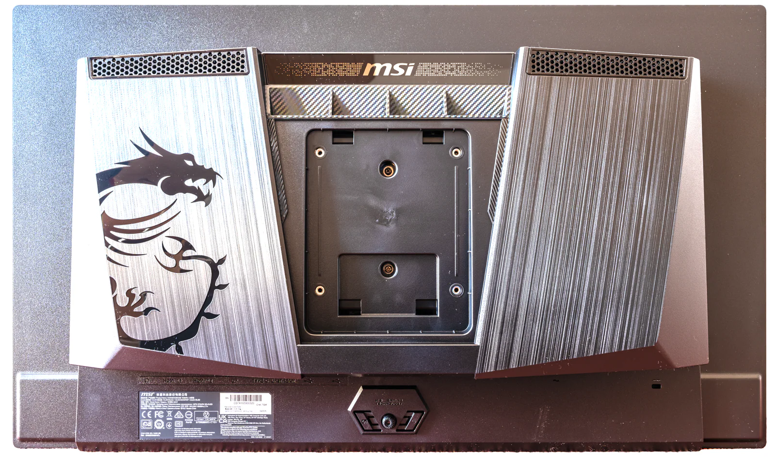 панель QD-OLED монитора MSI MPG 272URX, сфотографированная отдельно от корпуса