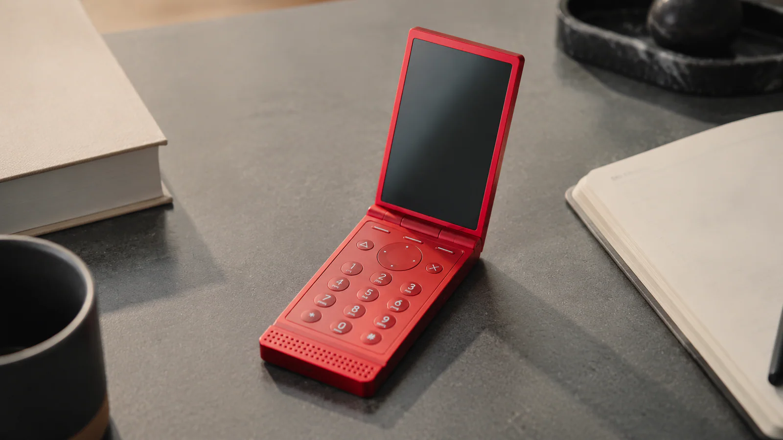 Создатель Motorola Razr выпустил складной телефон без экрана за $299