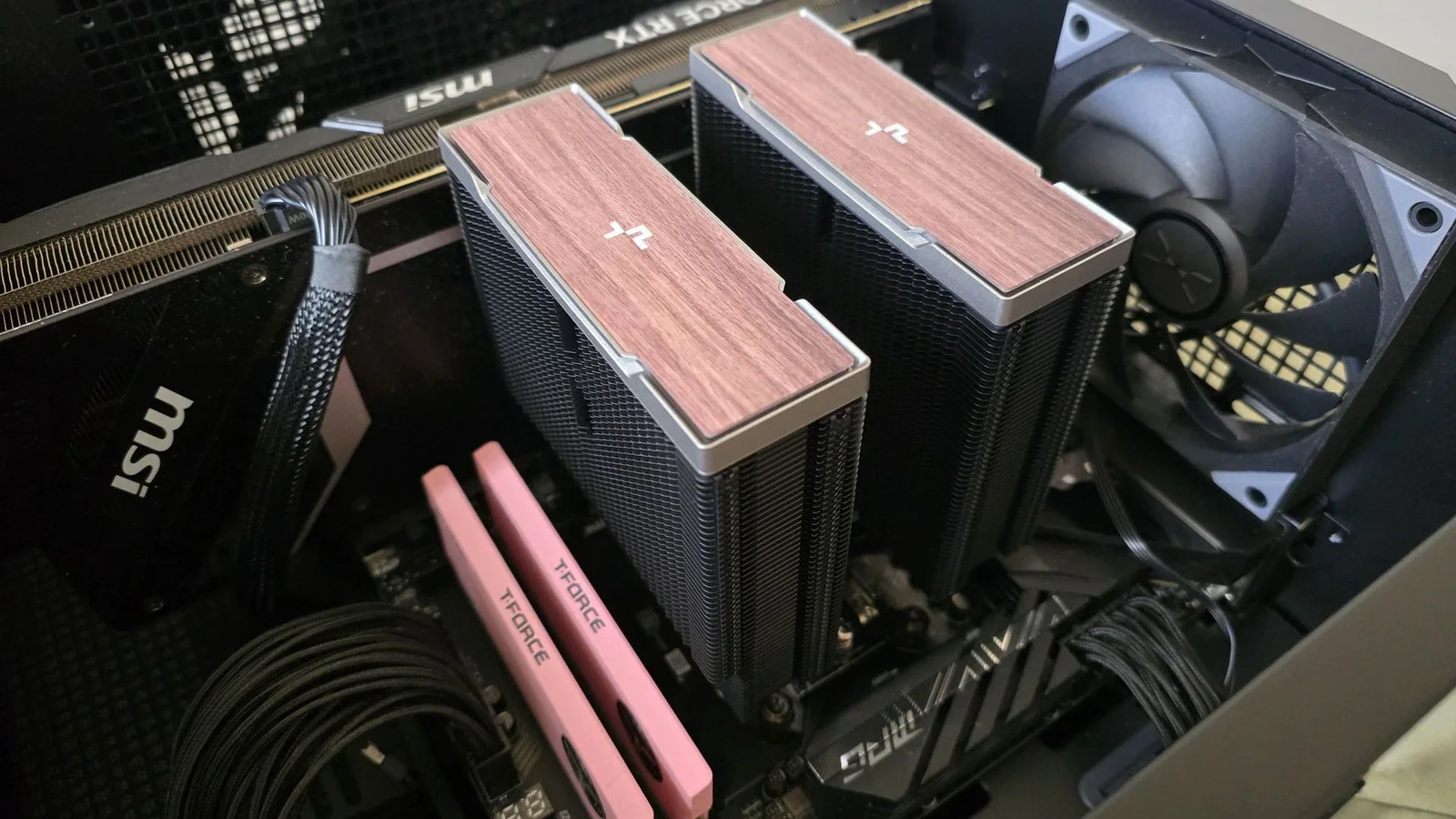 DeepCool обновила AK620 и AK400, добавив дерево и дисплеи