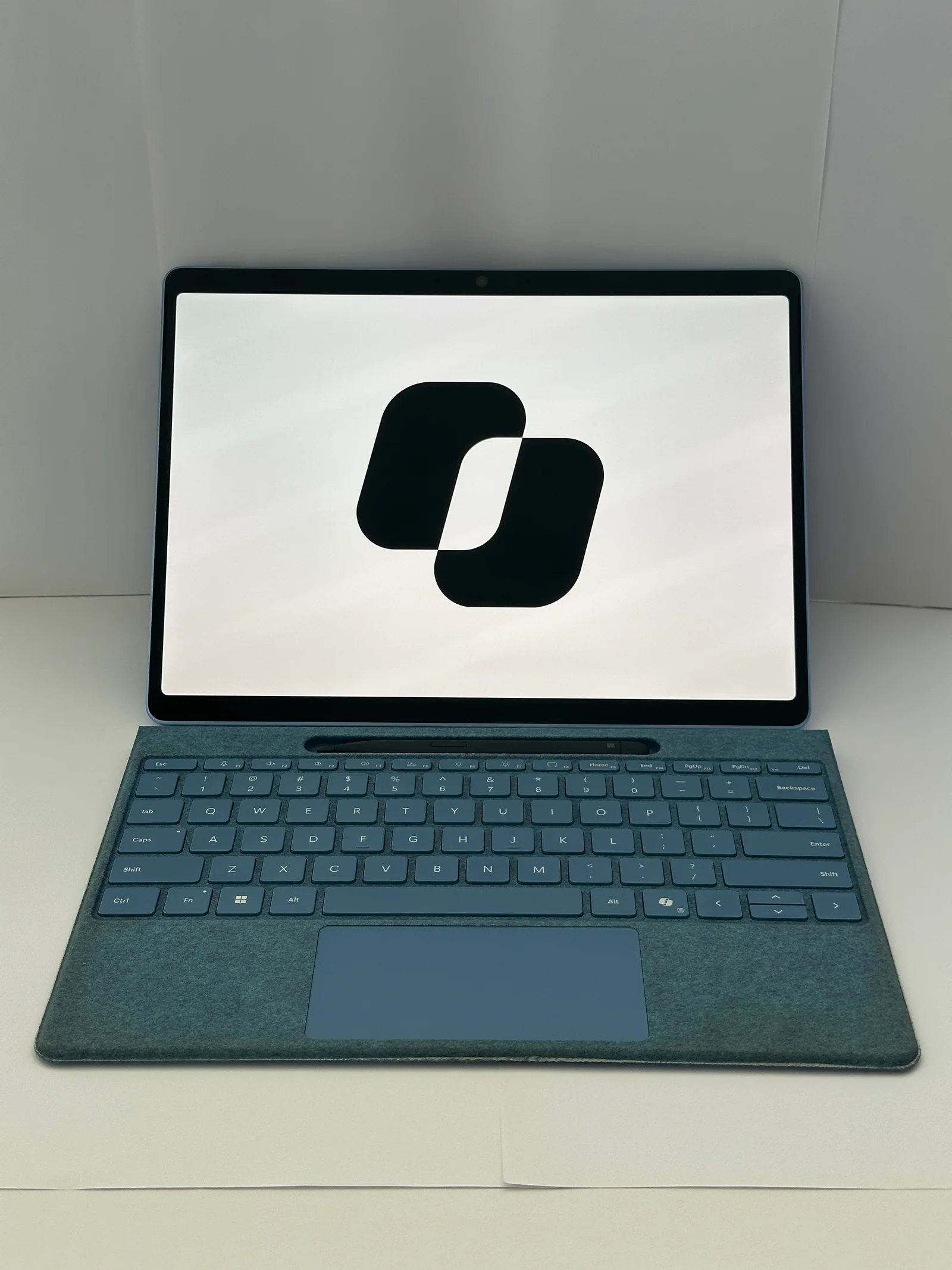 Microsoft Surface Pro, относящийся к классу Copilot+ PC.