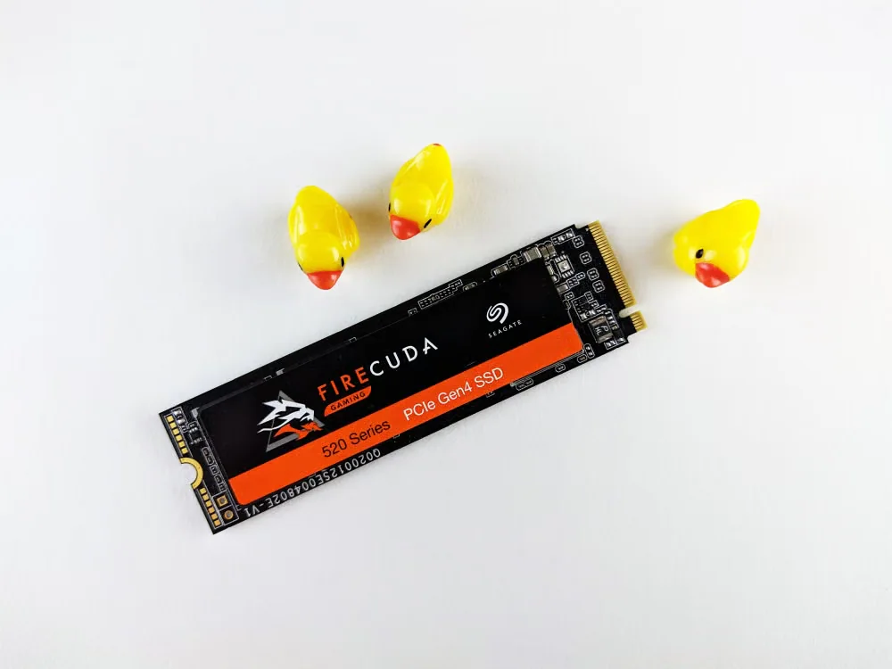 NVMe SSD формата M.2 крупным планом, на плате видны микросхемы накопителя