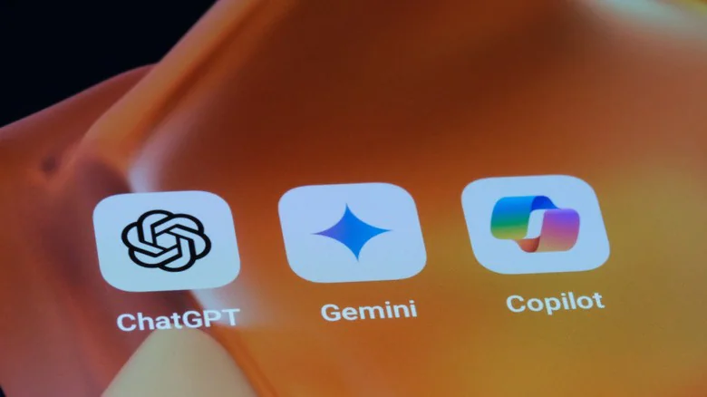 Экран телефона со значками ChatGPT, Gemini и Copilot.