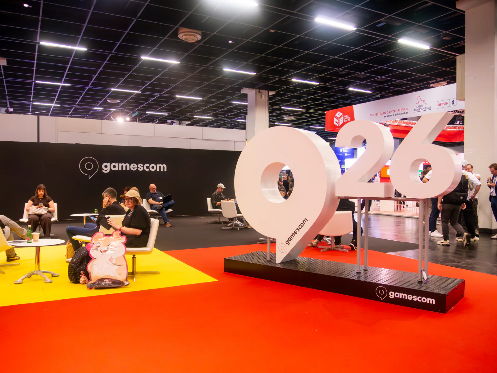 логотип Gamescom 2026 на территории выставки в Кельне.
