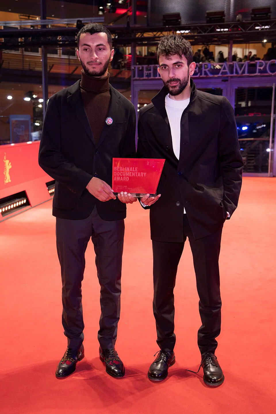 Басель Адра и Юваль Абрахам после получения Berlinale Documentary Award за No Other Land в 2024 году.