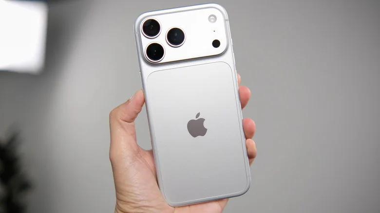 Задняя часть серебристого iPhone 18 Pro поднята вверх.