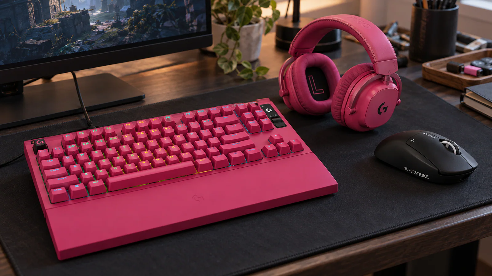 Logitech обновила PRO: мышь на 135 часов и клавиатура с OLED