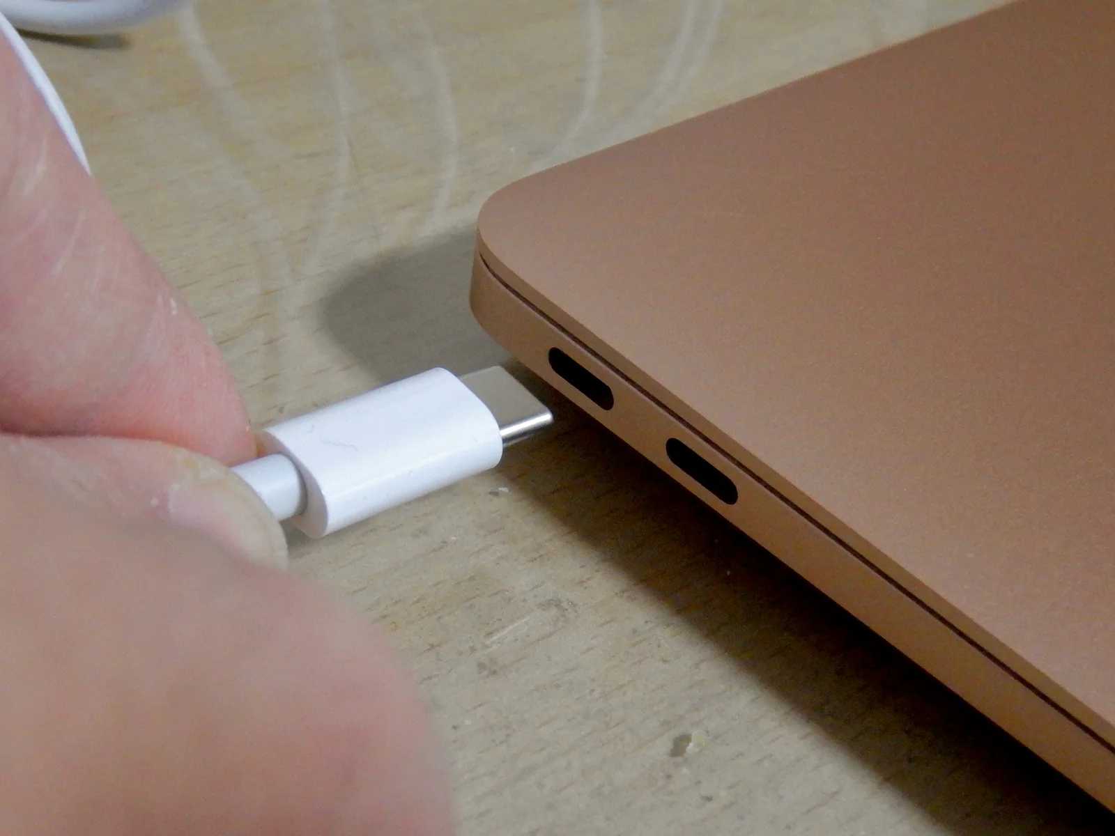разьем Thunderbolt 3/USB4 и кабель USB-C рядом с MacBook Air.