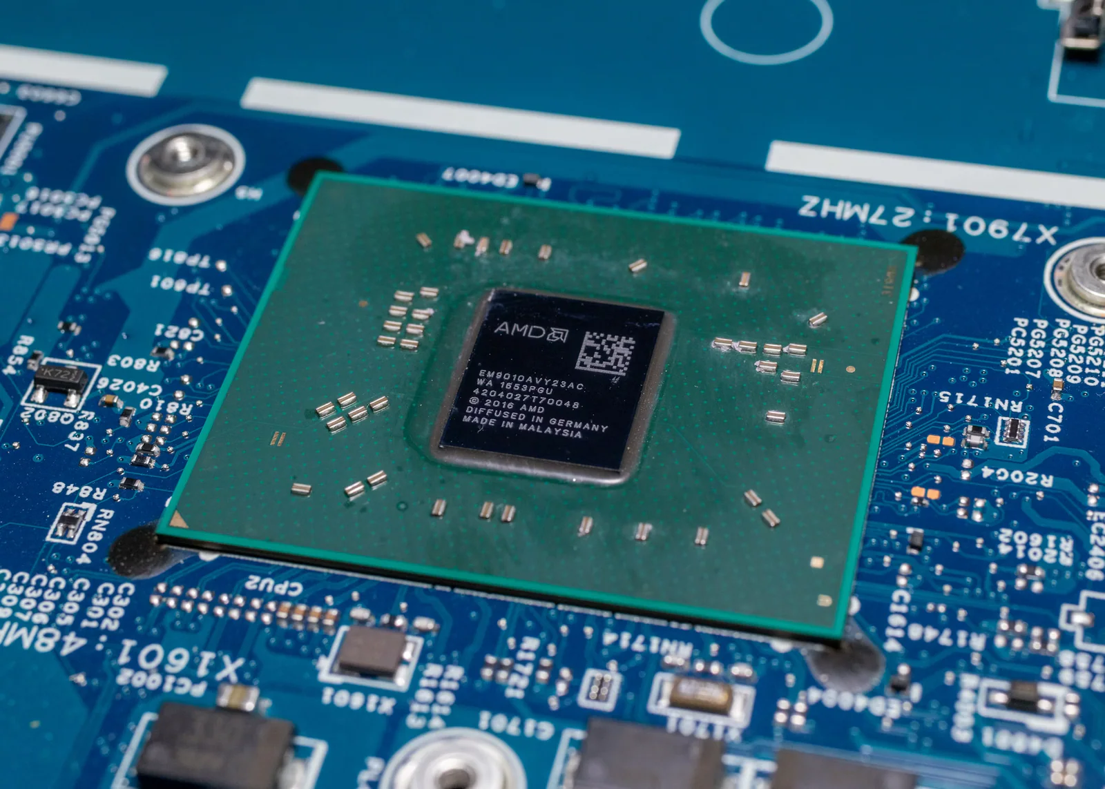 процессор AMD установлен в сокет современной материнской платы