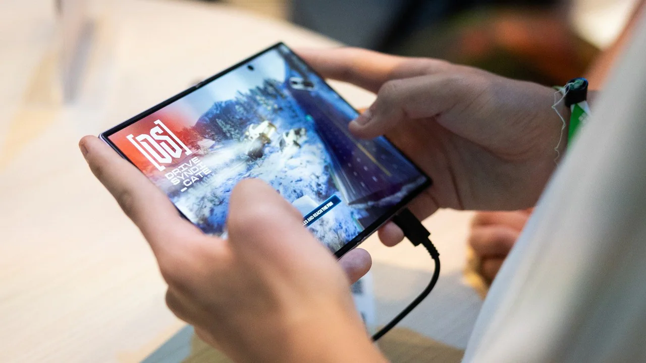 Samsung Galaxy Z Fold 8 неправильно отображает приложения: как исправить масштаб
