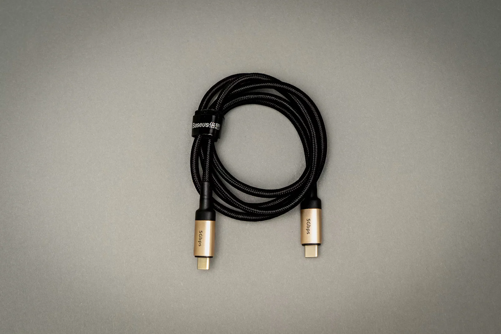 кабель USB-C, который может использоваться для данных и подключения периферии