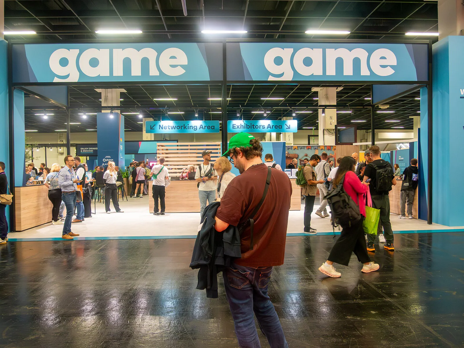 посетители Gamescom 2026 в выставочных павильонах Koelnmesse в Кельне.