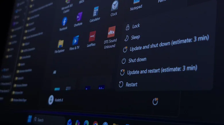 Windows 11 Параметры выключения и перезагрузки в меню «Пуск» с предложением установить обновление.