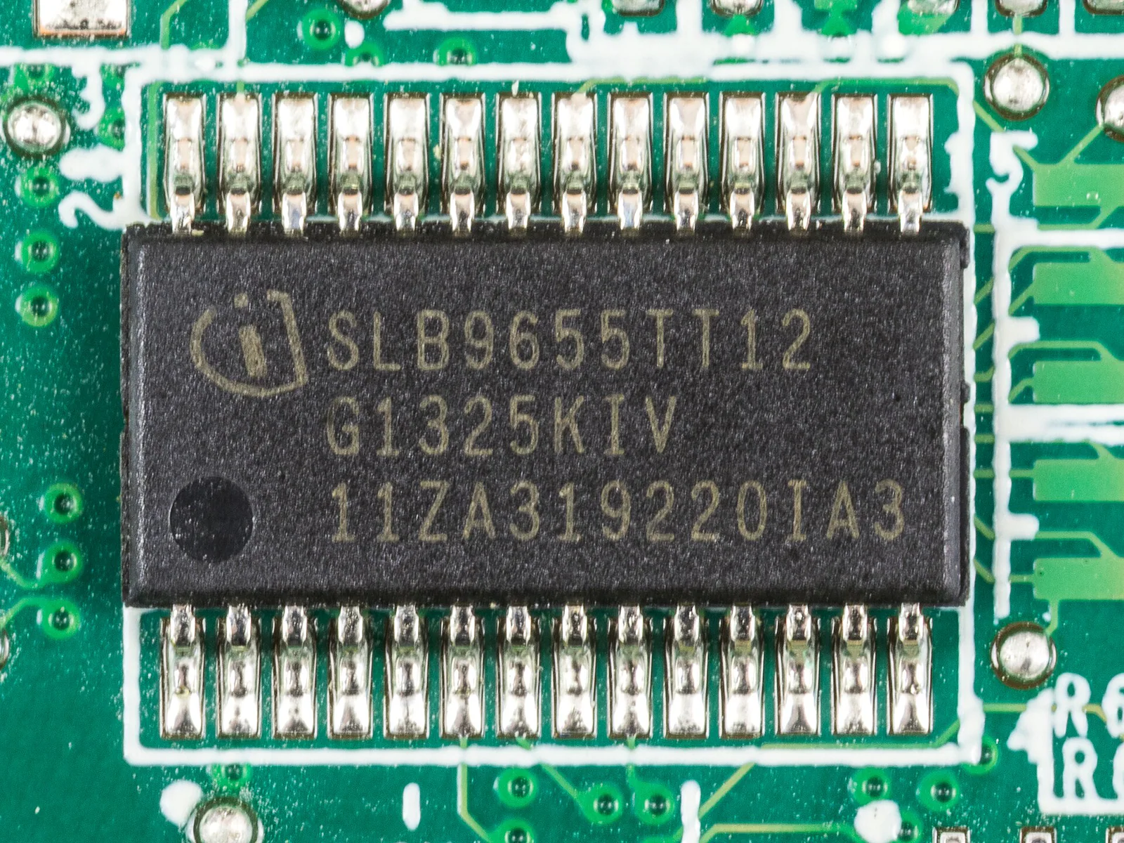 Микросхема Trusted Platform Module на материнской плате ноутбука HP