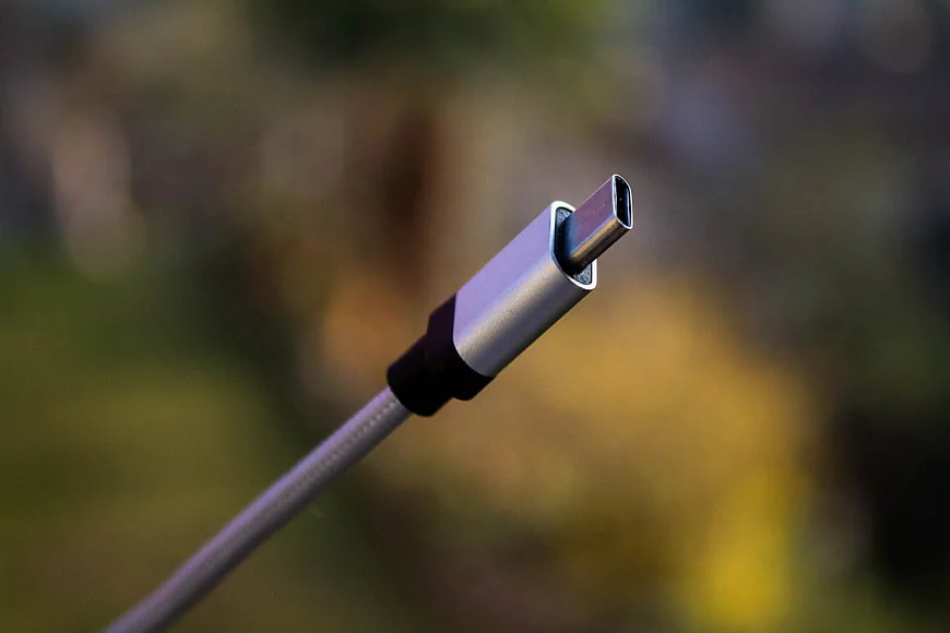 крупный план штекера USB-C, хорошо видны металлический корпус разьема и оплетка кабеля