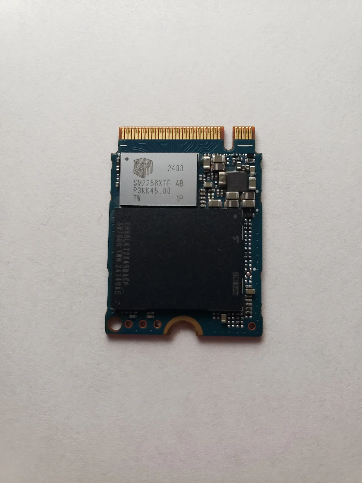 NVMe SSD формата M.2 2230 с контроллером и микросхемой NAND.