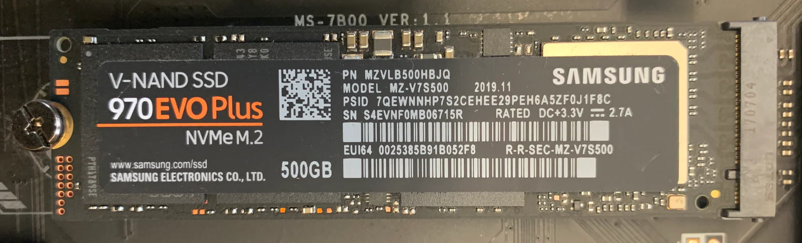 NVMe SSD Samsung 970 EVO Plus, установленный в разъем M.2 материнской платы