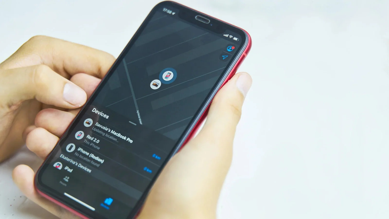 Выключенный iPhone можно найти еще сутки. Но эту возможность нужно включить заранее