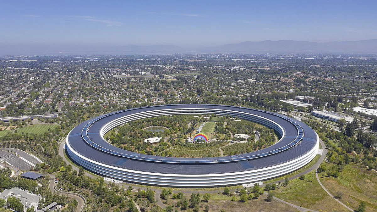 Apple Park в Купертино, где Apple проводит крупные презентации и мероприятия.