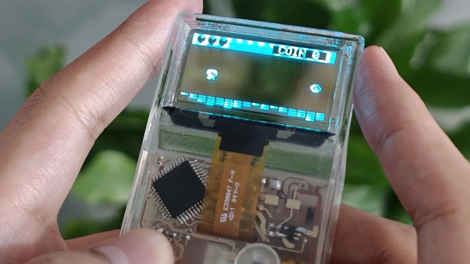 Arduview готовят к Kickstarter: у консоли прозрачны даже плата и экран