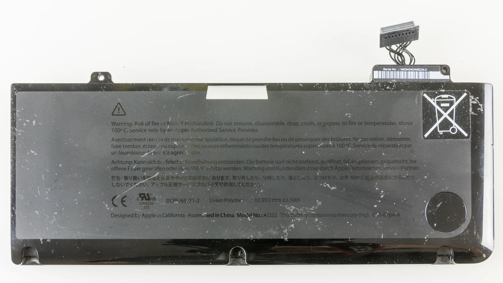 разобранная литий-полимерная батарея MacBook Pro A1278, указаны напряжение 10,95 В и емкость 63,5 Втч