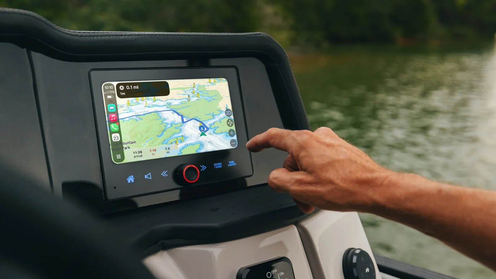 CarPlay вышла на воду, но морскую навигацию добавила не Apple