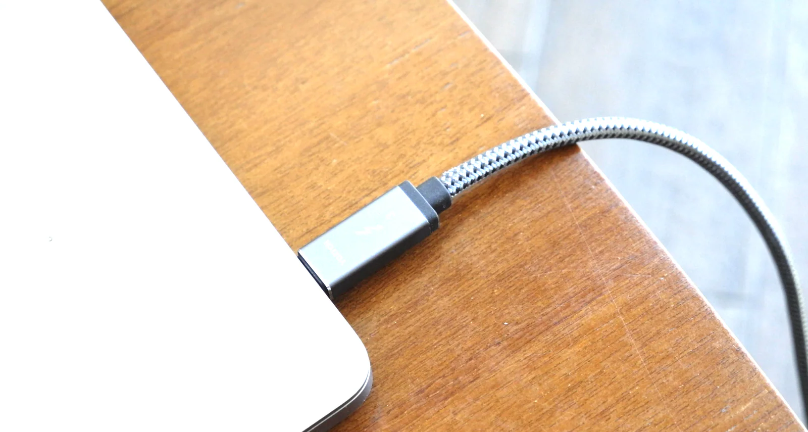 кабель Thunderbolt 3 с маркировкой молнии подключен к компьютеру