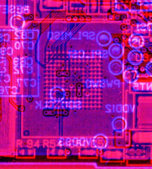 область платы под микросхемой NAND eMMC после ее демонтажа, видны контактные площадки памяти