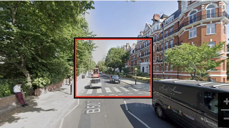 Красный прямоугольник в программе Google Street View фокусировался на двух автомобилях и автобусе на пешеходном переходе Эбби-Роуд.