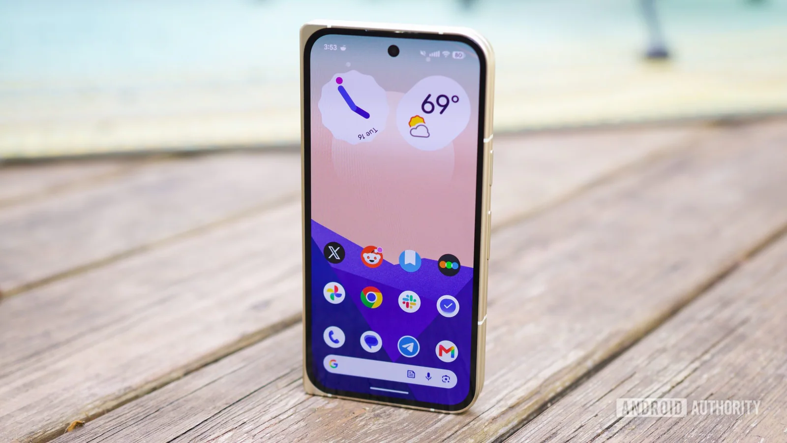 Пиксель под управлением Android 17, показывающий главный экран со скрытыми названиями значков приложений.